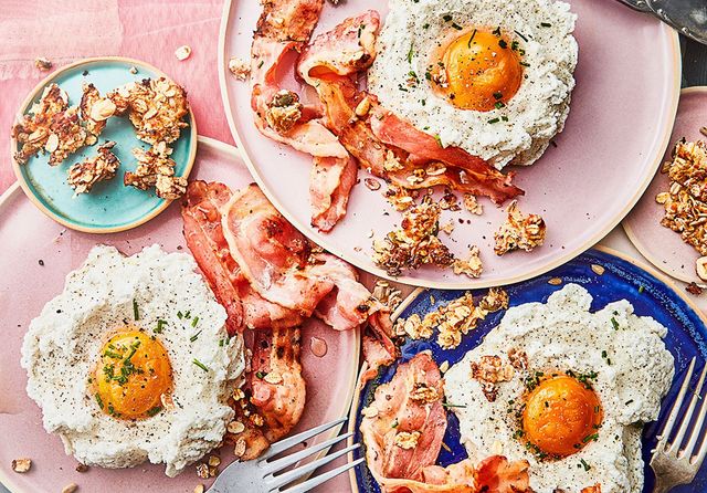 Cloud eggs au bacon, granola salé