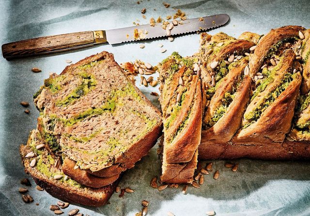 Brioche tressée au pesto de fèves et graines de tournesol torréfiées